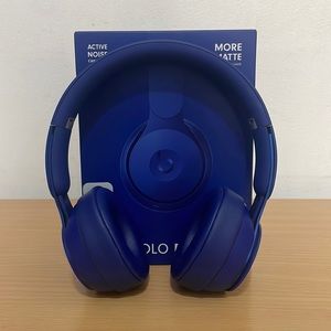 Beats by Dre- solo pro More Matte Wireless Noise cancellation. (Dark Blue)